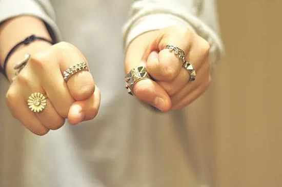 单身带钻戒指戴哪个手上