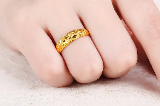 金戒指戴在哪个手指代表什么