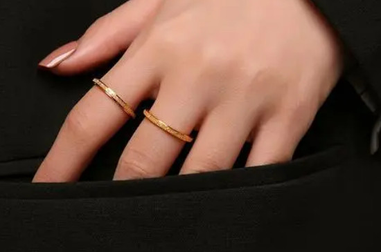 戒指戴食指是什么意思女生